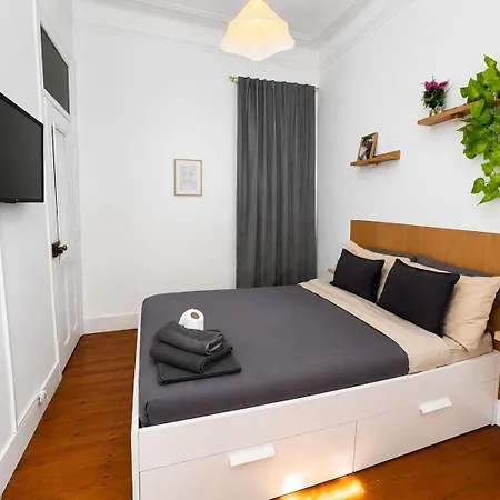 Double - 4 Min Anjos Metro Guest house